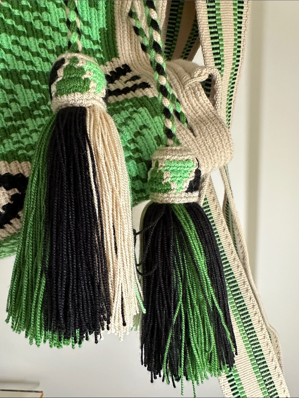 NEW Handmade Columbian Wayuu Mochila in Green Tan & Black,  Drawstring & Tassels - Picture 5 of 8